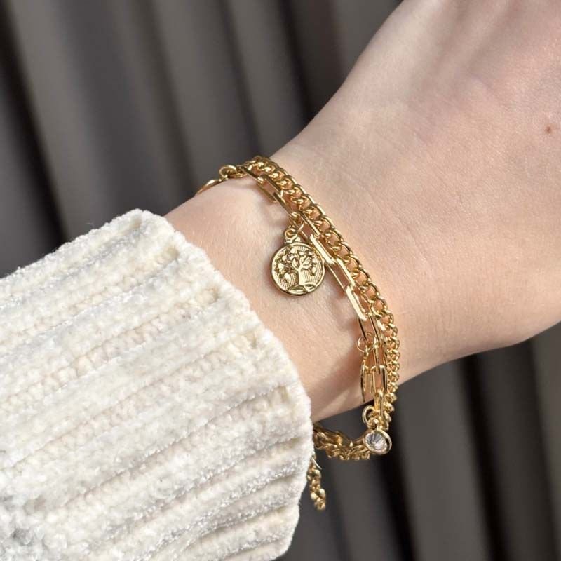 Pulseira com Pingentes Delicados em Correntes Duplas Folheada a Ouro 18k